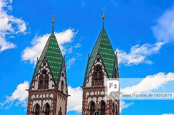 Zwei Kirchtürme  die Zwillingstürme der Herz-Jesu-Kirche in Freiburg im Breisgau  Baden-Württemberg  Deutschland  Europa