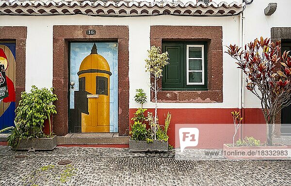 Bemalte Tür mit eine Turm derFestung Sao Tiago  Funchal  Madeira  Portugal  Europa