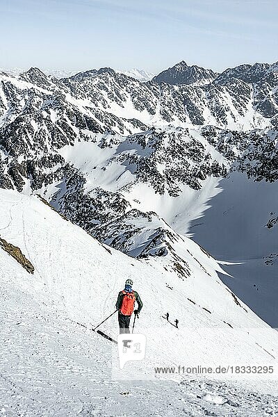 Skitourengeher am Sulzkogel  Stubaier Alpen  Berge im Winter  Kühtai  Tirol  Österreich  Europa