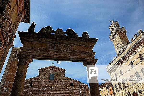 In der Altstadt von Montepulcianot  Teil eines Brunnens  Dom und Rathaus am Piazza Grande  Toskana  Italien  Europa