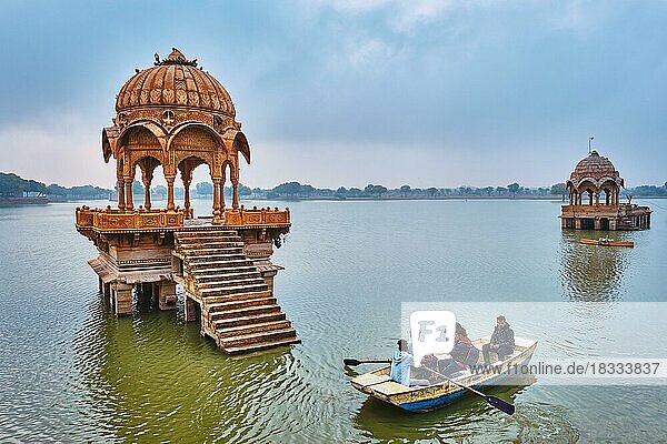 Touristen in einem Boot auf dem indischen Wahrzeichen Gadi Sagar Stausee. Jaisalmer  Rajasthan  Jaisalmer  Indien  Asien