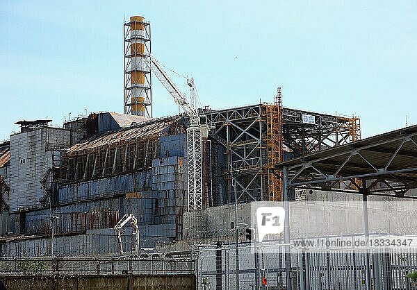 Sperrzone  in der unbewohnbaren 30-Kilometer-Zone um das Kraftwerk von Tschernobyl und der Arbeitersiedlung Pripjat  der Unglücksreaktor des Atomkraftwerks  Ukraine  Europa