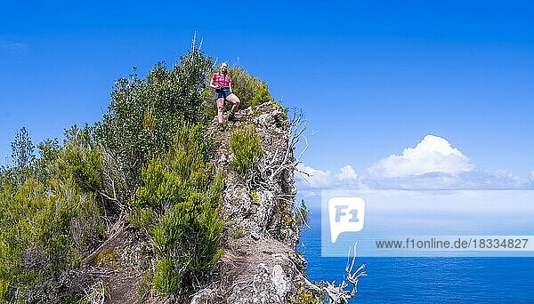 Abenteuer  Wanderin an einer KLippe  Boaventura  Madeira  Portugal  Europa