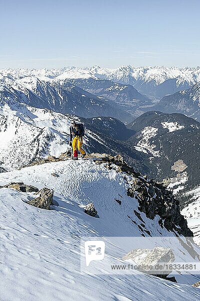 Blick auf das Inntal  Bergsteigerin am Gipfel des Pirchkogel  Berge im Winter  Sellraintal  Kühtai  Tirol  Österreich  Europa