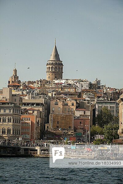 Blick auf den Galata-Turm aus byzantinischer Zeit in Istanbul