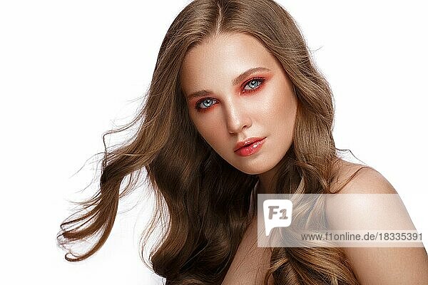 Schöne frische Mädchen mit perfekter Haut  leuchtend rote Make-up. Schönes Gesicht. Foto im Studio aufgenommen
