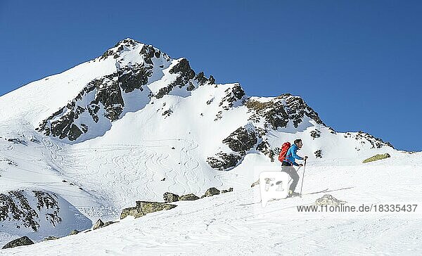 Skitourengeher bei gutem Wetter  Stubaier Alpen  Berge im Winter  Kühtai  Tirol  Österreich  Europa