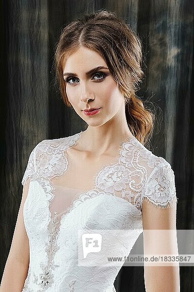 Close up Porträt der hübschen Braut im Hochzeitskleid