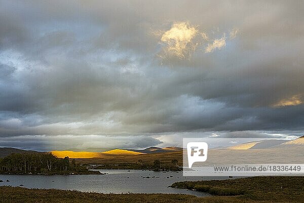 Sonnenuntergang am Loch Ba  Glen Coe Tal  Highlands  Hochland  Schottland  Großbritannien  Europa