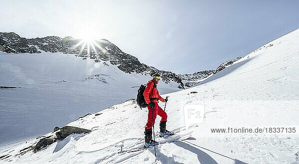 Ski tourers ascending Sulzkogel  Sonnenstern  Kühtai  Stubai Alps  Tyrol  Austria  Europe