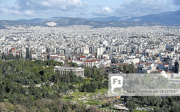 Blick über das Häusermeer von Athen  vorne Griechische Agora mit Hephaistos Tempel  Athen  Attika  Griechenland  Europa