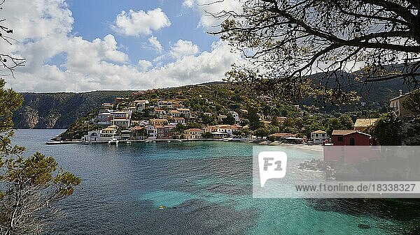 Dorf  Assos  türkisfarbenes Meer  dunkelblaues Meer  Häuser  rote Ziegeldächer  Zweige  Westküste  Insel Kefalonia  Ionische Inseln  Griechenland  Europa