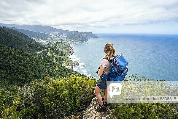 Wanderin am Grat des Pico do Alto  Ausblick auf Steilküste  Küstenlandschaft und Meer  Madeira  Portugal  Europa