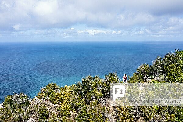Wanderin vor Meer  Berge von Boaventura  Madeira  Portugal  Europa