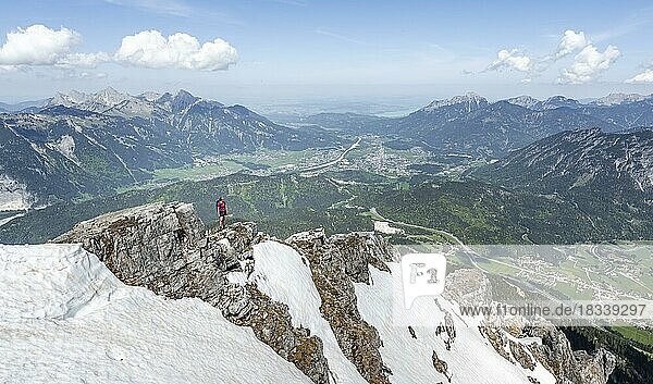 Wanderin blickt vom Thaneller  östliche Lechtaler Alpen  Tirol  Österreich  Europa