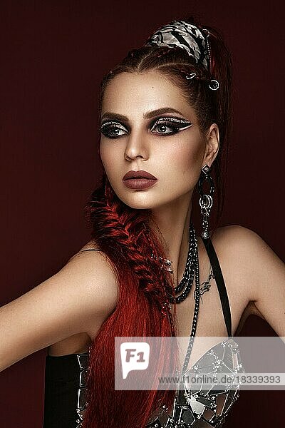 Porträt einer schönen Frau in einem Disco-Stil Bild mit kreativen Make-up und Frisur