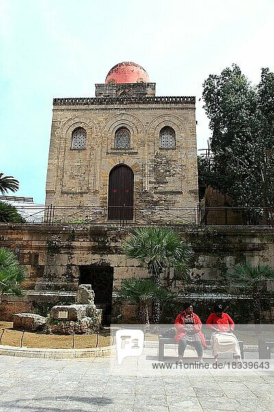 Altstadt von Palermo  ein Teil der Kirche San Giovanni degli Eremiti ist ein normannisches Kirchengebaeude  UNESCO Weltkulturerbe  Sizilien  Italien  Europa
