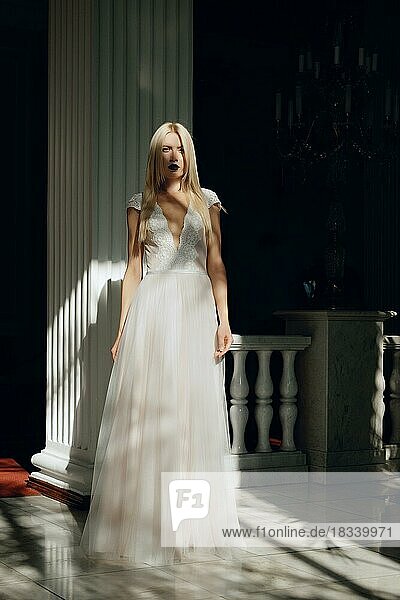 Full Länge Porträt einer schönen Mode Braut im Kontrast Sonnenlicht