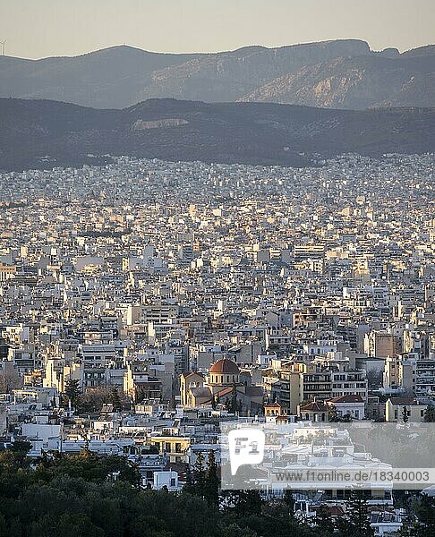 Blick über Häuser von Athen im Abendlicht  Athen  Attika  Griechenland  Europa