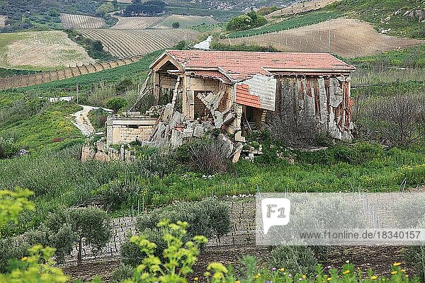 Gibellina Vecchia  Haus  Ruine vom Erdbeben 1968  Sizilien  Italien  Europa