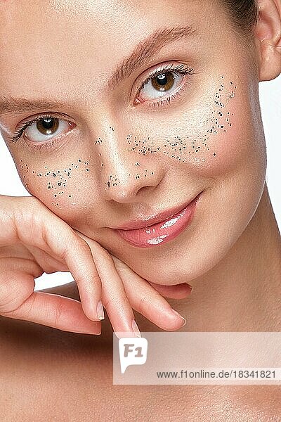 Porträt einer schönen Frau mit leichtem Natur-Make-up  Glitzer-Sommersprossen und perfekter Haut