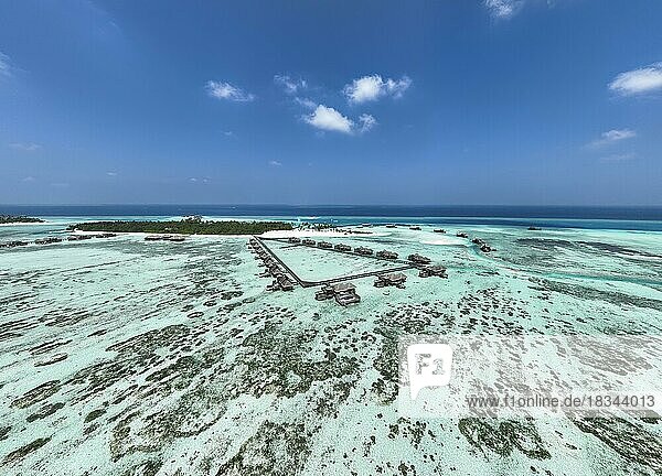 Luftaufnahme  Gili Lankanfushi mit Wasserbungalows  Indischer Ozean  Lankanfushi  Nord Malé Atoll  Malediven  Asien