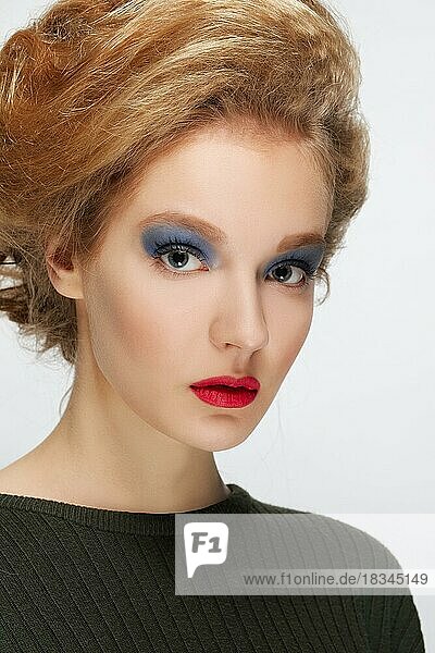 Closeup-Porträt von Mode-Modell mit Retro-Stil Look  flauschige Haare  roter Lippenstift und grünen Lidschatten