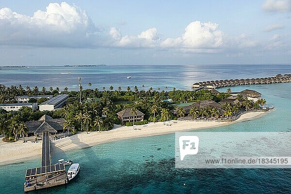 Luftaufnahme  Hurawalhi Island Resort mit Stränden und Wasserbungalows  Nord Male Atoll  Malediven  Indischer Ozean  Asien