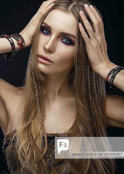Schöne Mode Mädchen mit Armbänder Boho-Stil. Schönheit Gesicht  helle trendy Make-up. Bild im Studio aufgenommen