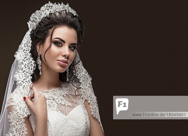 Schöne brünette Mädchen in das Bild der arabischen Braut in einem Hochzeitskleid und eine Krone auf dem Kopf. Schönheit Gesicht. Bild im Studio aufgenommen