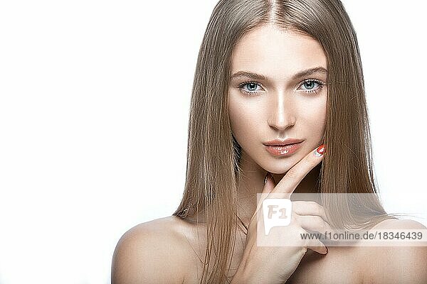 Schönes junges Mädchen mit einem leichten natürlichen Make-up. Schönes Gesicht. Bild im Studio auf einem weißen Hintergrund aufgenommen