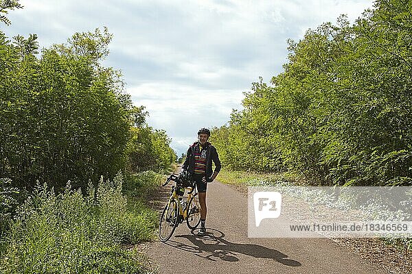 Mann  55  mit Rennrad auf der Ciclovia del Sol  Teil der Eurovelo 7  Enilia Romagna  Italien  Europa