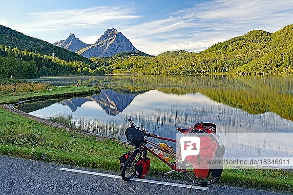 Bepacktes Reiserad vor Bergsee und steilen Bergen  keine Autos  Fahrradreise  FV !7  Kystriksveien  Nordland  Norwegen  Europa
