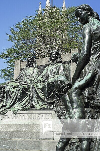 Denkmal zu Ehren der Brüder Van Eyck  Jan und Hubert  Maler des Genter Altars  Anbetung des mystischen Lammes  Gent  Flandern  Belgien  Europa