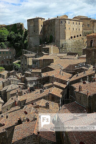 Mittelalterliche Stadt Sorano  Blick über die Dächer der Altstadt auf die Fortezza Orsini  Toskana  Italien  Europa