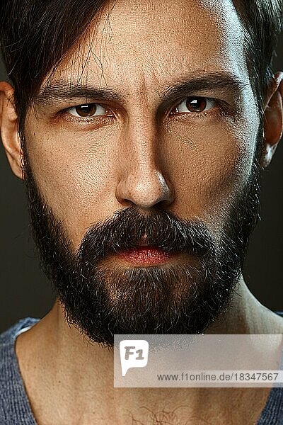 Closeup Porträt von ernsten Mann mit Bart und Schnurrbart schauen gerade ernst ernst