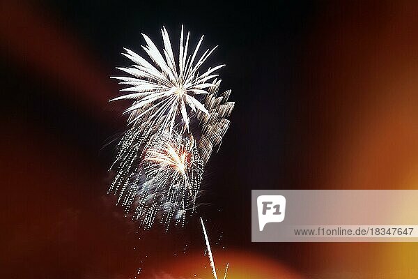 Feuerwerk am Nachthimmel  farbige Lichtreflexe  Hintergrundbild  Symbolbild Feiern  Freude  Erfolg