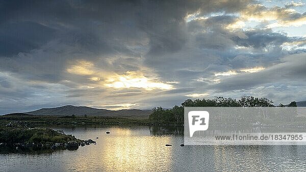 Sonnenaufgang am Loch Ba  Glen Coe Tal  Highlands  Hochland  Schottland  Großbritannien  Europa