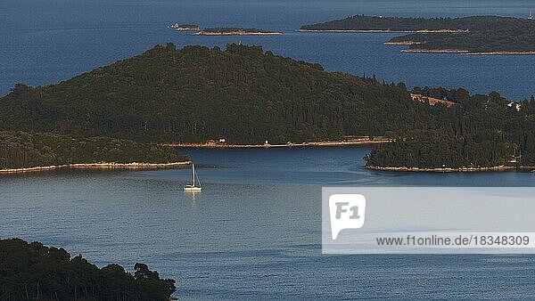 Hafenort Nidri  Vorgelagerte Inseln  Teleaufnahme  Segelboot  Insel Lefkada  Lefkas  Ionische Inseln  Griechenland  Europa