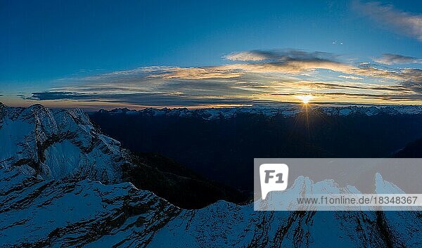 Luftaufnahme des Sonnenuntergangs über den Bergen des Val Pontirone im Kanton Tessin  Schweiz  Europa
