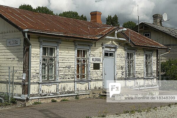 Verwittertes Holzhaus am historischer Bahnhof im Dorf Klooga  Kreis Harju  Estland  Europa