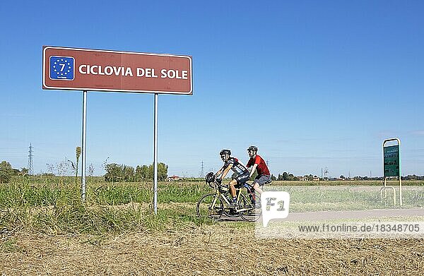 Männer  36 und 55  mit E-Bike und Rennrad auf der Ciclovia del Sole  Teil der Eurovelo 7  Enilia Romagna  Italien  Europa