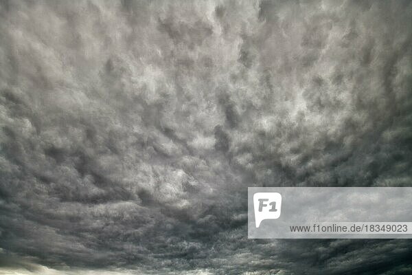 Dramatische  monochrome Gewitterwolken