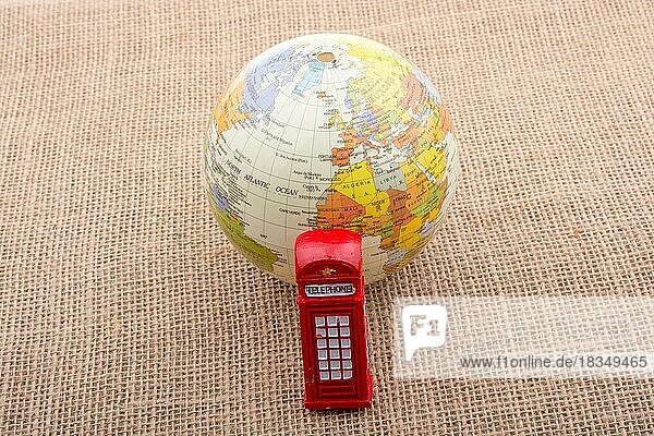 Globus mit einer Telefonzelle auf Leinwand Hintergrund