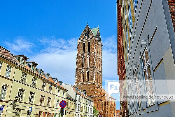 Straßenflucht und Turm der Marienkirchenruine  Altstadt Hansestadt Wismar  Mecklenburg-Vorpommern  Deutschland  Europa