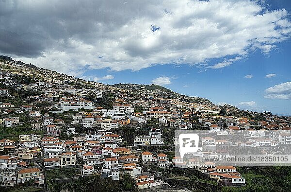 Ausblick auf die Häuser der Stadt  Seilbahn nach Monte  Funchal  Madeira  Portugal  Europa