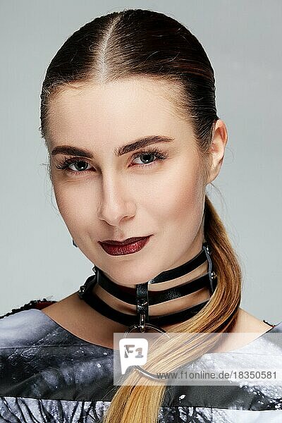 Closeup-Porträt eines Modemodells mit perfekter Haut  dunklem  mattem Lippenstift und glattem  glatten Haar