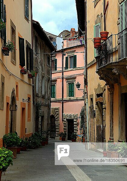 Altstadtgassen in der kleinen mittelalterlichen Stadt Sorano  Provinz Grosetto  Toskana  Italien  Europa