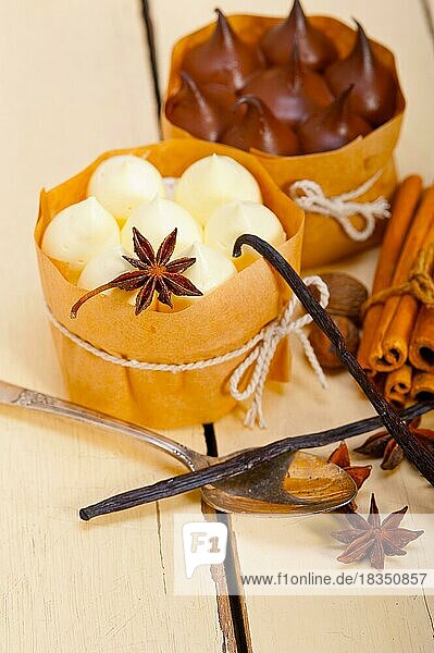 Frisch gebackene Schokolade Vanille und Gewürze Sahne Kuchen Dessert über rustikalen Holztisch