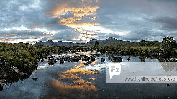 Sonnenuntergang am Loch Ba  Glen Coe Tal  Highlands  Hochland  Schottland  Großbritannien  Europa